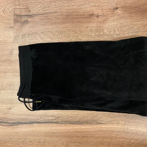 Lågmidjade mjukisbyxor stl M - Lågmidjade svarta ”mjukisbyxor” i stl M från Gina, men dom finns inte kvar längre i butik😋💞 Säljes då dom är förstora för mig i midjan som väger 44 kg💞