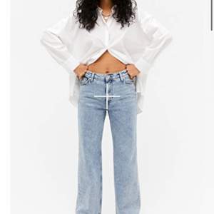 Ett par jeans från monki i modellen Yoko som inte kommer till användning längre, bra skick. 