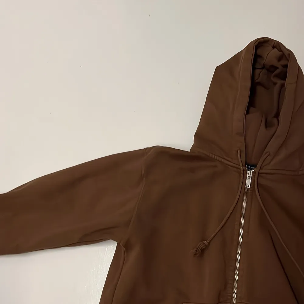 En brun zip hoodie från brandy Melville använda ca 3-4 gånger . Tröjor & Koftor.
