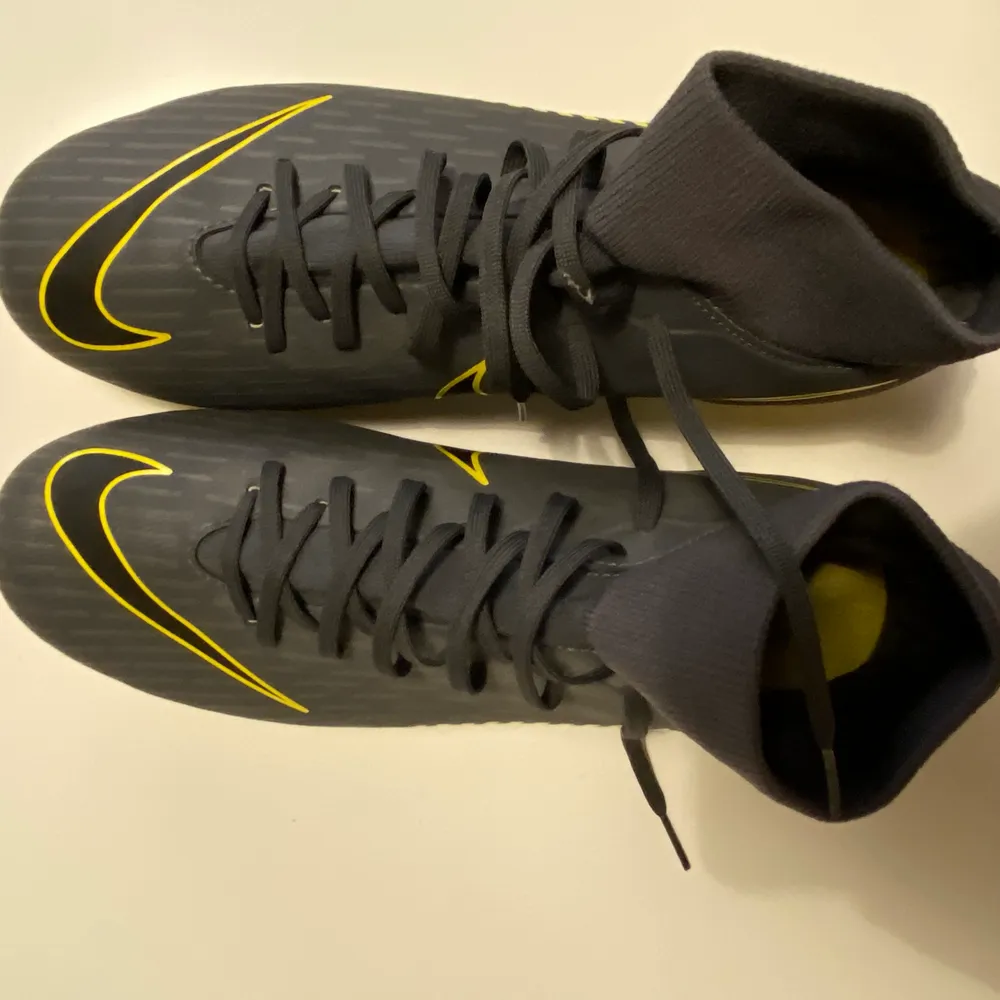 Fotbollsskor från Nike i storlek 40. En modell med strumpa som sitter tight på foten! Endast använda ett fåtal gånger. . Skor.