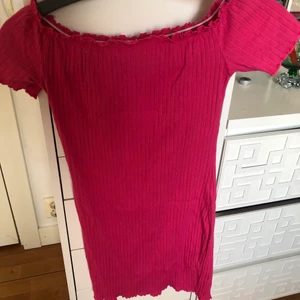 Klänning  - Klänning! Passar mig med xs-s ! Jag är 170cm och den passar bra på mig! Aldrig använd, köpte i somras!