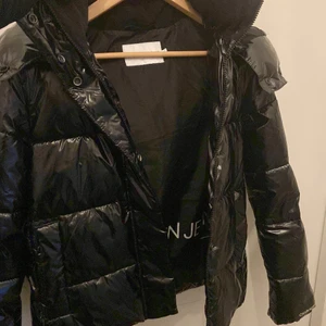 Jacka  - Säljer min as ball jacka från Calvin klien i storlek S. Har inte använt den så ofta. 
