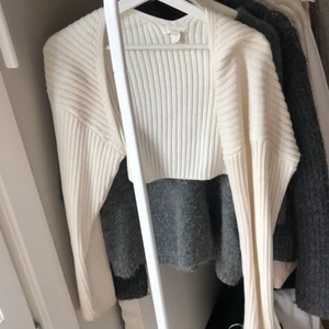 Vit Stickad bolero - Ljus / vit stickad bolero från H&M som är slutsåld! Jättefin och passar även mindre storlekar, använd 1 gång