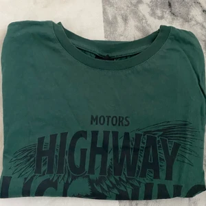 Grön t-shirt  - Köpt på Gina men knappt använd. Rätt färg på första bilden! Köpare står för frakt💚