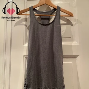 Sport linne - Lila sport linne. Säljs av Rytmus Stockholms Elevkår, alla kläder som säljs har skänkts utav elever på Rytmus och de pengar som samlas in från klädinsamlingen ges oavkortat till WWF. Ta chansen och köp fina kläder second hand och bidra på samma gång till att bevara miljön!