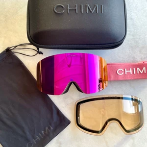 Ski Goggles 01 Pink - Jag vill sälja mina skidglasögon från Chimi då dem inte kommer att användas något mer. Jag köpte dem i december 2021, endast använda i en vecka, alltså helt i nyskick. Inga repor eller liknade. Helt slutsålda på Chimi’s hemsida så tänker bara sälja dem för ett rimligt pris. Om många är intresserade blir det budgivning.                                                Allt på första bilden fick jag med glasögonen och det kommer att ingå i ”paketet”. Nypris: 1600 kr | Mitt pris: 1200 kr