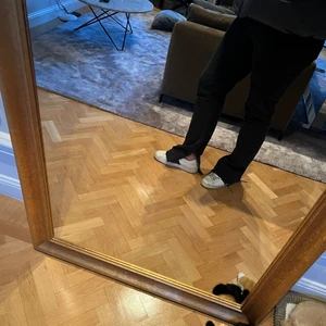 Svarta jeans med slit - Svarta jeans med slit ifrån zara, använda två gånger i storlek 44🖤