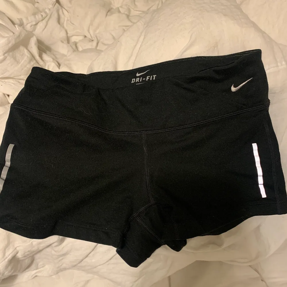 Ett par sköna Nike tajts / shorts , perfekt att träna i. Hoodies.