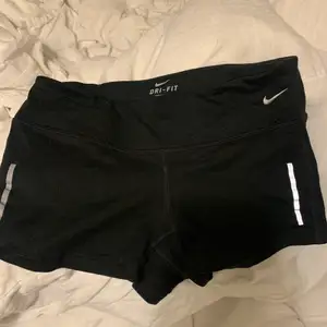 Ett par sköna Nike tajts / shorts , perfekt att träna i