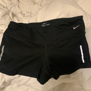 Nike shorts  - Ett par sköna Nike tajts / shorts , perfekt att träna i