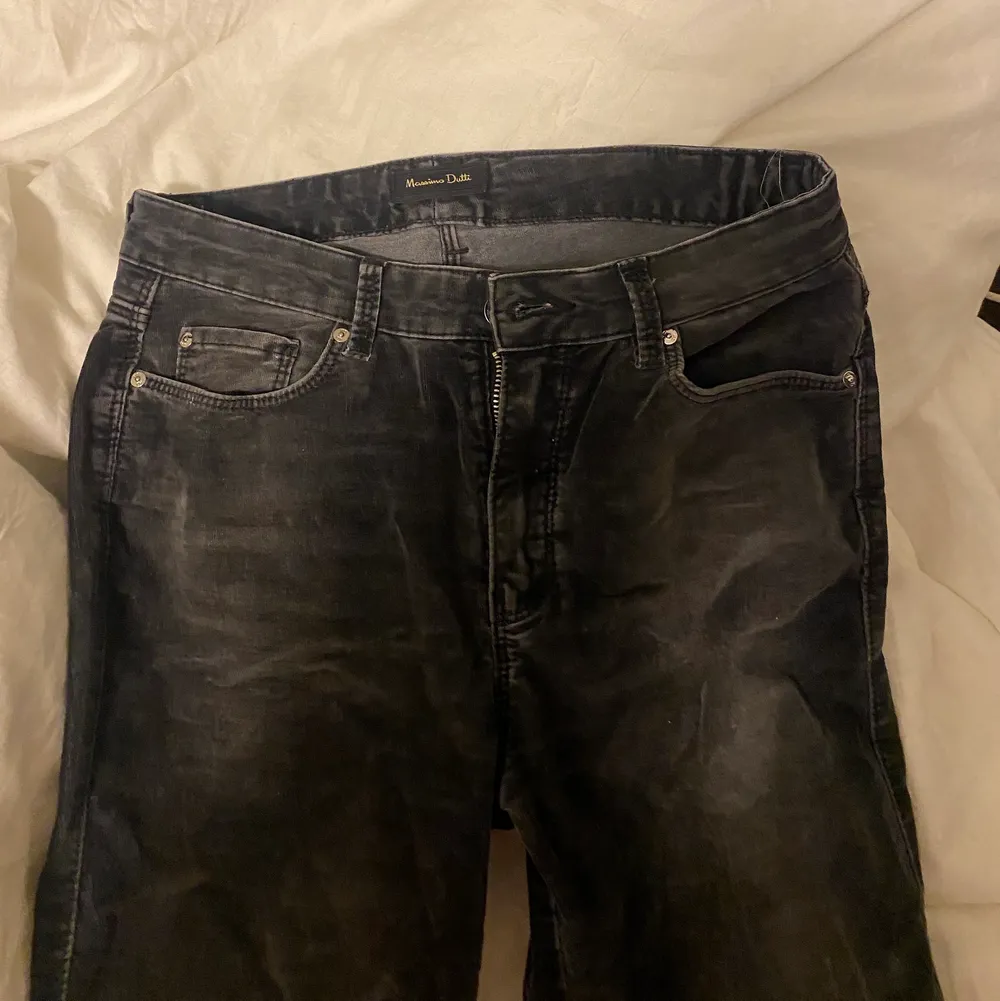 Jätteunika byxor från Massimo dutti, dom är i speciellt tyg typ lite mjukt och ulligt. Dom är så fina och passar till allt💓💓Tveka inte vid frågor. Köpta för 1000. Jeans & Byxor.