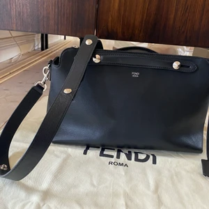 Äkta Fendi By the way bag M Klassiker - Kvitto och dustbag finns. Måtten är 32x20x15. Nypris 15000kr, men säljes för samma som second hand. Knappt använd!               https://www.fendi.com/se-en/woman/bags/boston-bags/by-the-way-medium-black-leather-boston-bag-8bl1461d5f0gxn?queryID=acb3ad33dc6e654cbd2e057e45d6b20a&objectID=8BL1461D5F0GXN&indexName=production_eu01_fendi_demandware_net__EU3__products__en_SE