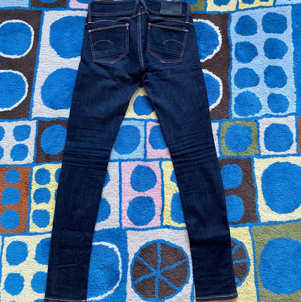 Extremt snygga lågmidjade jeans från G-star men tyvärr så passar dom inte varav att jag inte har några bilder med dom på😩 Skulle säga att dom passar en xxs och typ 165 i längden.. Jeans & Byxor.
