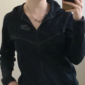 Nike zip-up hoodie - Svart zip up hoodie från nike som har en jättemysig luva man kan dra upp dragkedjan högt på (se sista bilden). I barnstorlek xl men passar xs/s.