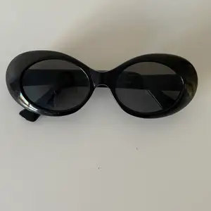 Svarta solglasögon från hm använda fåtal gånger då den inte kommer till användning