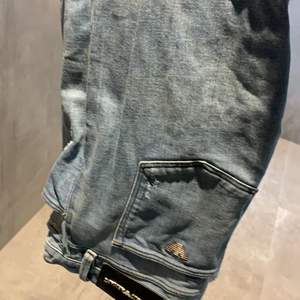 Välidgt fina Armani jeans i storlek 31 i bra skick 7/10 med vita färg stänk 