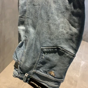 Armani jeans - Välidgt fina Armani jeans i storlek 31 i bra skick 7/10 med vita färg stänk 