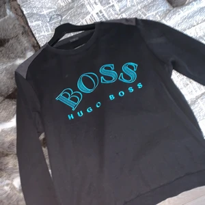 Hugo boss crewneck - Hugo boss tröja storlek m passar s då den krympt lite i bra skick bara ett litet märke på framsidan (se bild) 