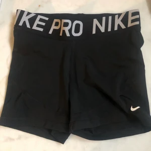 Nike PRO shorts - Ett par Nike pro shorts i bra skick. Använt ca 2-3 gånger. Är i storlek M men den passar personer med storlek S väldigt bra. 100 + 45 kr frakt
