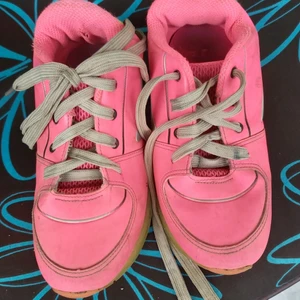 Fina Nike skor Stl 34 står för frakten frakt fritt  - Mycken fina skor till barn. Passar till alla tjejer och killar.  Skicka alltid bild innan skickas iväg Står för frakten 