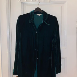 Kofta  - Snygg velvet mörkgrön kofta. Sparsamt använd! Lite för liten för mig 