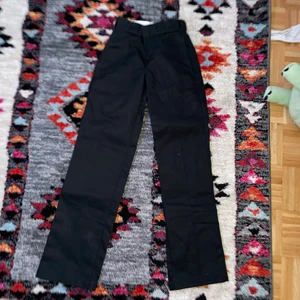 Helt nya dickies byxor!  - Säljer dessa helt nya dickies 874 byxorna då dom är för små för mig. Rejält tyg och bra kvalitet. Hör av dig vid frågor eller funderingar🥰 köparen står för frakt (66kr) 📦 