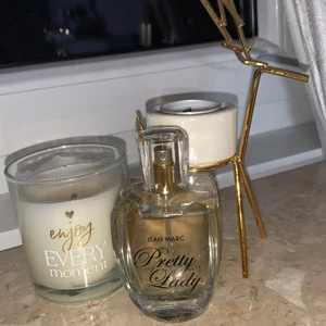 En parfym - Här e en parfym den luktar jätte gått. Aldrig andvänd den har bara stått liksom😍