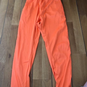 Fängelse byxor - ”Fängelse” byxor. Som jag köpte förra året. Strl S men sitter som en xs, endast använd 1 gång <3