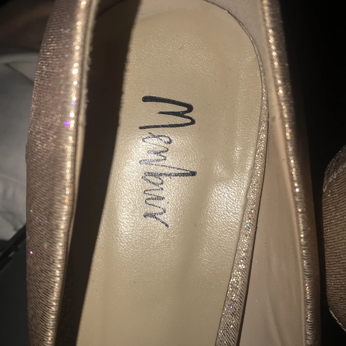 Högklackade open toe skor i guld färg  - 91