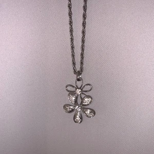 Halsband  - Jätte fint halsband med blommor. En diamant saknas som man kan se på sista bilden men är inget man tänker på!  Säljer för 30kr, köparen står för frakten på 15kr💙