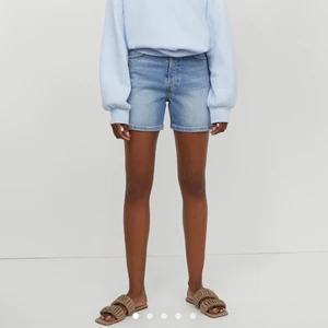 SÖKES! Jeansshorts från H&M - Söker dessa shorts i storlek 38. Skriv gärna om ni har dessa och vilket pris ni tänker er!