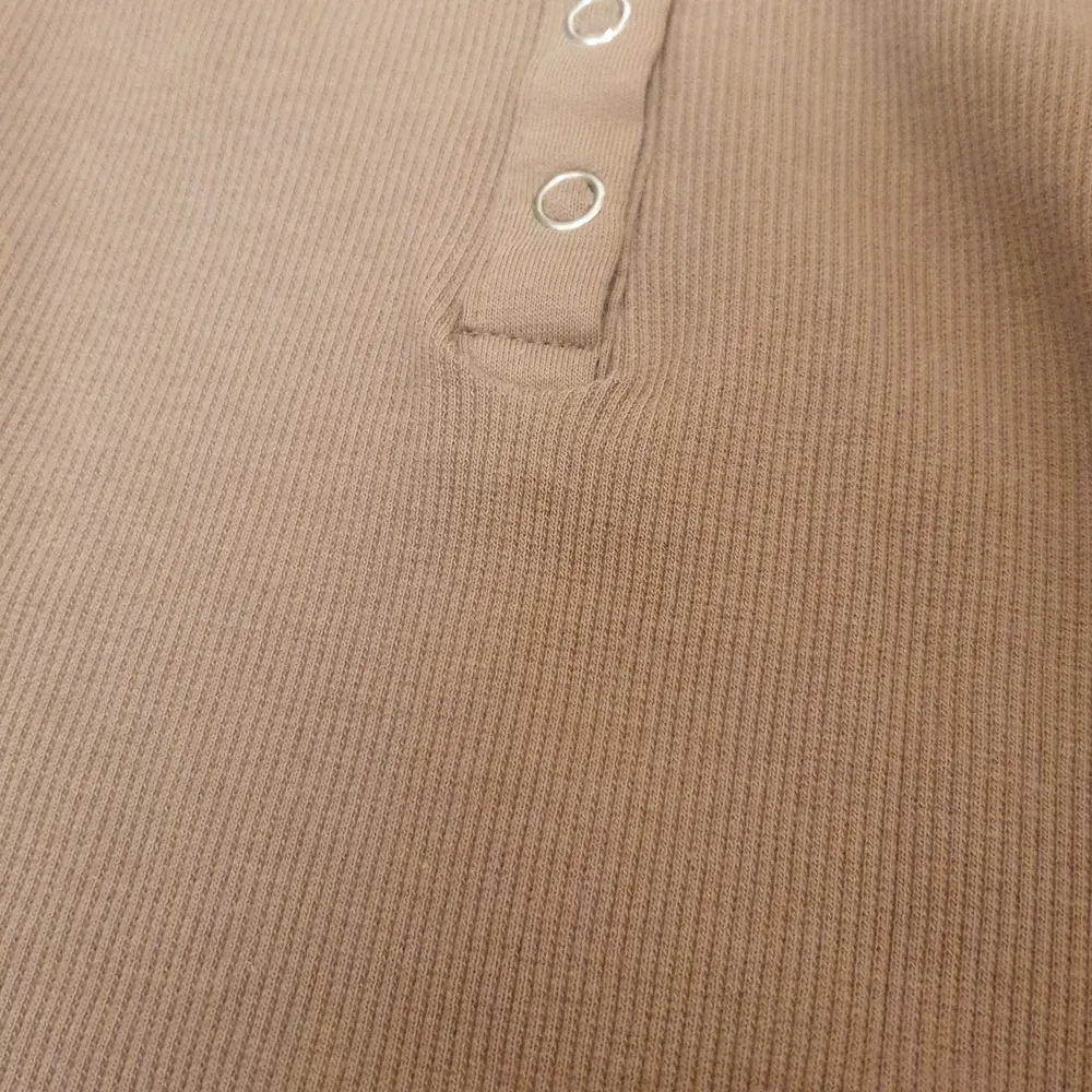 Brun långärmad tröja med knappar. Storlek xxs men passar mig som har storlek s :). Skjortor.