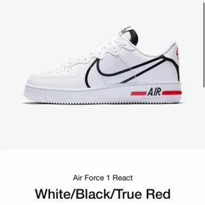 Nike Air Force 1 ”react”  - Jättecoola skor i storlek 39 men som även funkar för mig som vanligtvis har strolek 38 med en sula. Skorna är knappt använda o i väldigt bra skick🥰