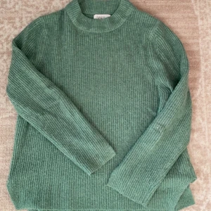 Stickad zara tröja  - Säljer nu en väldigt fin stickad grön tröja, som är slutsåld på zara. Säljer den då den tyvärr är lite för kort i armarna för mig. Den är i storlek 164 men passar till XS med. 