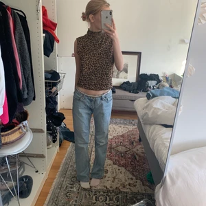 Lågmidjade jeans - Wow!! Asså ser ni hur snygga, säljer dessa ljusblåa lågmidjade jeans.😊😊 Köpt secondhand i storlek 38 då jag ville ha dom lite större och ”pösigare”. Inga skador eller likande, som nya. Jag är 165 och passar mig perfekt i längden men skulle även passa personer med längre ben. Går att bära till ALLT, passar till allt och är bara sååå himla snygga!!😍😍