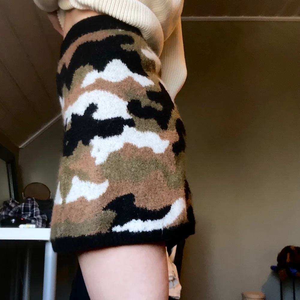 Stickad kamouflage kjol från zara. Helt oanvänd✨. Kjolar.