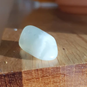 Säljer New Jade  - Var inne i kristaller i ett tag men inte längre. Har tagit bra hand om den. Den är inte jätte stor, 2,5 cm