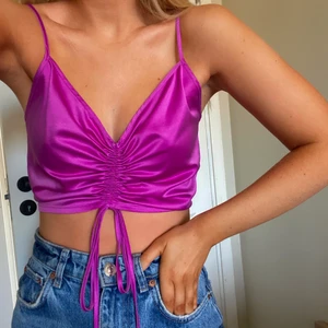 Lila sommartopp  - Lila topp perfekt till sommaren! Silkesmaterial. Knappt använd.