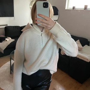 Stickad tröja  - Creamvit stickad tröja med dragkedja vid halsen! Sticka inte! 