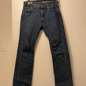 Säljer nu mina blåa Levis 501 jeans. Storlek 32 34. Jeansen är väldigt snygga och är i bra skick dock. 