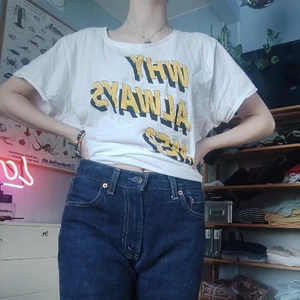 Why Always me? Ttröja - Why Always me? Står med tjock gul font. Baggy o mysig