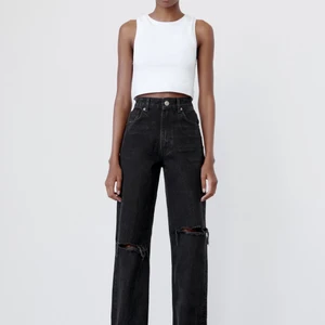 Zara jeans - Så fina zara jeans med två hål som har blivit för små, använda MAX 3-4 gånger så de är som nya! Nypris 399kr men säljer för 80 ❤️
