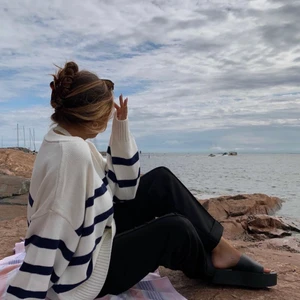 Super snygg stripped tröja 💙 - Utsålt både butik och online, Super snygg tröja från bikbok. Nypris:399kr Pris gå alltid diskuteras! Fler bilder? kom privat 