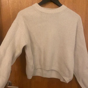 Stickad HM tröja  - Knappt använd men gammal lite croppad 