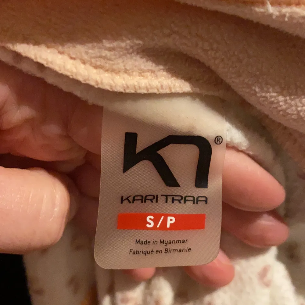 En fin och skön fleece. Köpt på Sportamor för 450kr men säljer för 250. Knappt använd då jag skulle på skidresa men den blev ej av. Pris kan diskuteras vid en snabb affär. Perfekt att ha under skidkläder eller som en vanlig hoodie/fleece då den är väldigt snygg👍🏻💞. Tröjor & Koftor.