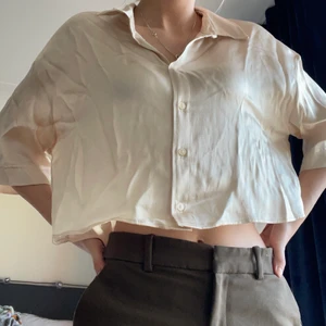 Champagnefärgad skjorta - Sval och skön skjorta med trekvartslånga ärmar, (behöver strykas) jättefin champagnefärg. Storlek Xs men skulle säga att den passar S/M oxå💞