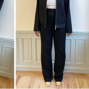 First choice pants tall - Jättefina kostymbyxor från Djerf Avenue. De är i storlek XL men insydda i midjan hos skräddare. Kan meddela mått vid intresse 🤗