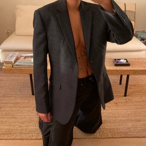 Rutig kavaj från Acne Studios  - Rutig kavaj från Acne Studios. Sample så såldes aldrig i butik! Passar en size 36, jag är 170 och den sitter helt perfekt på mig i längd/axlar etc. Pris kan diskuteras! 