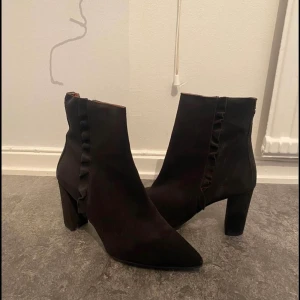 Mocka högklackade skor - Höst/vinter klackar i mocka material och skinn på insidan. Använt fåtal gånger inomhus på en inspelning. I väldigt bra skick. 