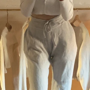 Oanvända mjukisbyxor  - Superfina oanvända mysbyxor från boohoo! Dem är i stickat material och jättesköna. Säljer för 50kr + frakt 💕